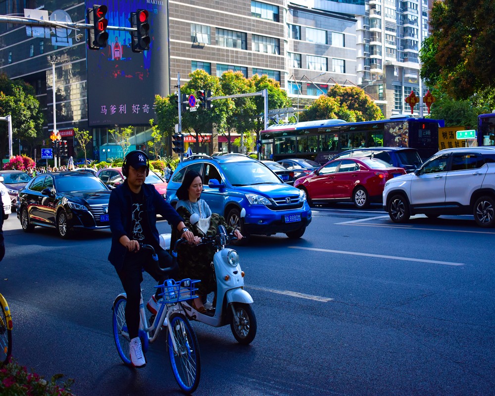 彭州特校倡导绿色出行方式开展环卫工人体验活动【火狐电竞官网】(图2) 火狐电竞官网